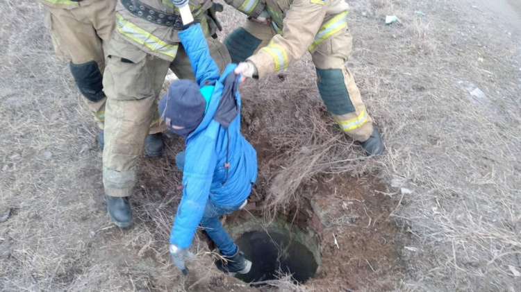 В Мариуполе ребёнок упал в колодец глубиной более 2 метров