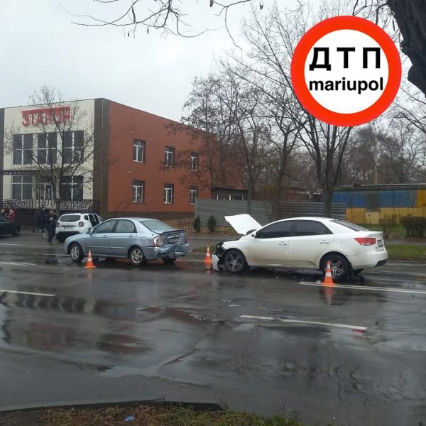 В ДТП с двумя «Kia Cerato» пострадали пешеход и пассажир в Мариуполе