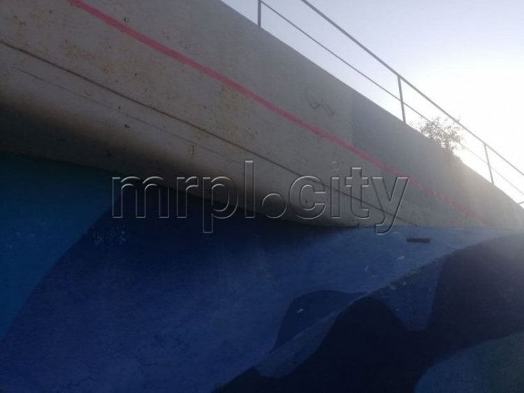 На мариупольском памятнике морякам-десантникам закрасили следы вандалов