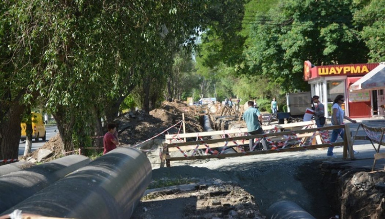 Ремонт магистрального водовода в Мариуполе стоимостью в 10 млн гривен завершат в августе (ФОТО)