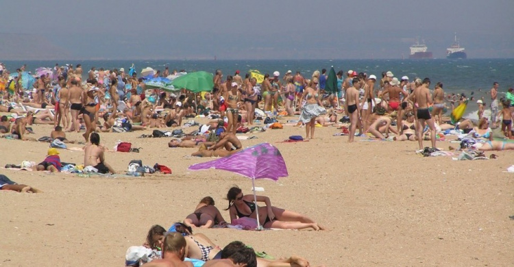 На пляжах Мариуполя отдыхают до 12 тысяч человек