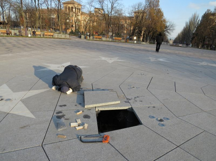Опасные аварийные плиты пешеходного фонтана в центре Мариуполя заменили на новые (ФОТО)