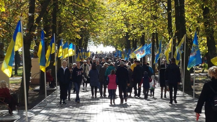 Полевая кухня и метание ножей: мариупольцы празднуют День защитника Украины (ФОТО+ВИДЕО)