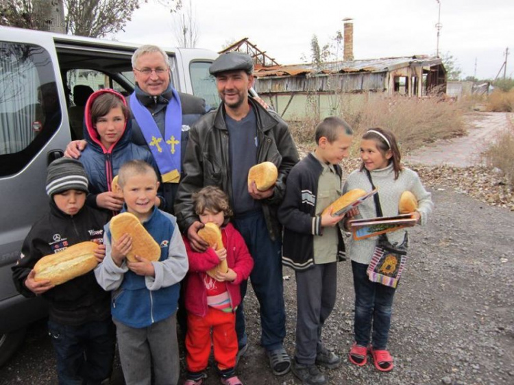 Житель Донецка открыл в прифронтовой Марьинке социальную пекарню (ФОТО)