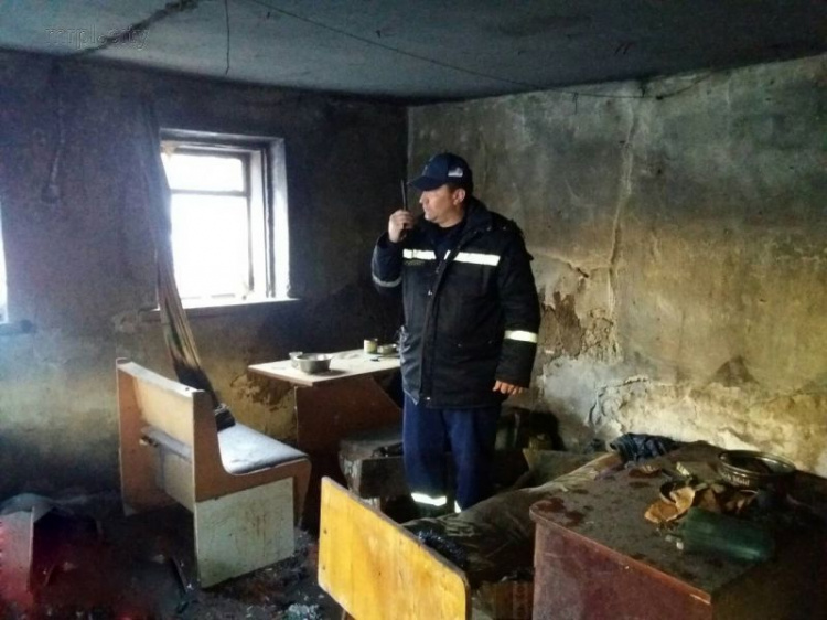 На пожаре в центре Мариуполя обнаружили тела двух людей (ФОТО)