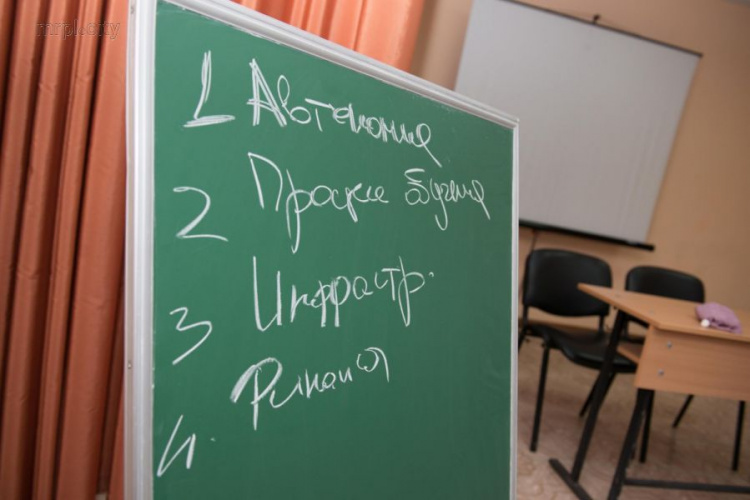 «Возрастные» школы, поступление в старшие классы и другие новшества образования в Мариуполе (ФОТО)