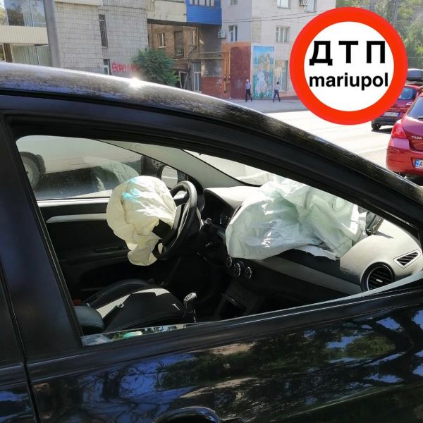Авария через две сплошные произошла в центре Мариуполя