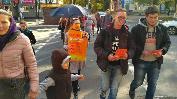 По центру Мариуполя прошел марш против торговли людьми (ФОТО+ВИДЕО)