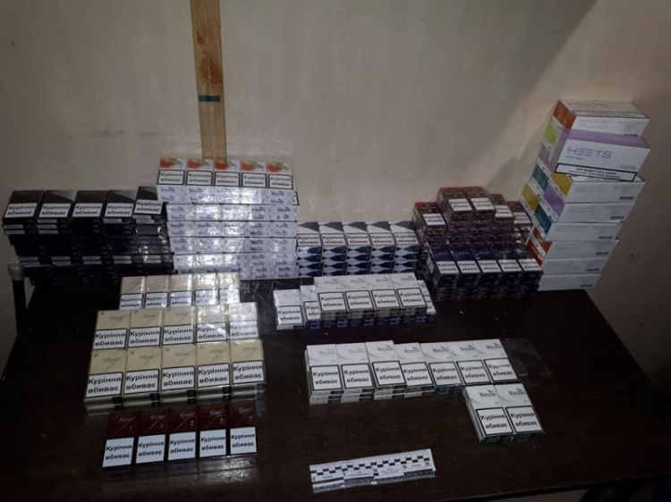 В оккупированный Донбасс пытались за взятку провезти сигареты (ФОТО)
