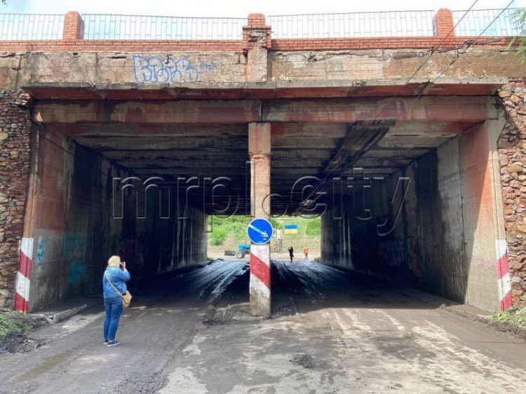 В Мариуполе воду под затопленным мостом спустили за 10 минут