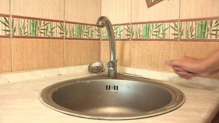 У жителей мариупольской многоэтажки почти два месяца нет воды