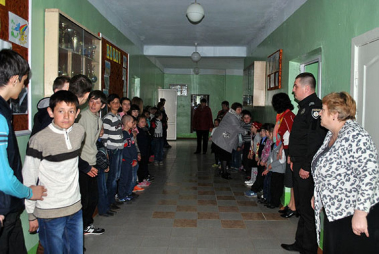 В прифронтовых поселках под Мариуполем школьники снова прятались в бомбоубежищах (ФОТО)