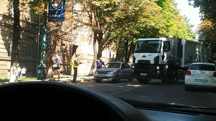 В Мариуполе мусоровоз заблокировал проспект и помял легковушку (ФОТОФАКТ)