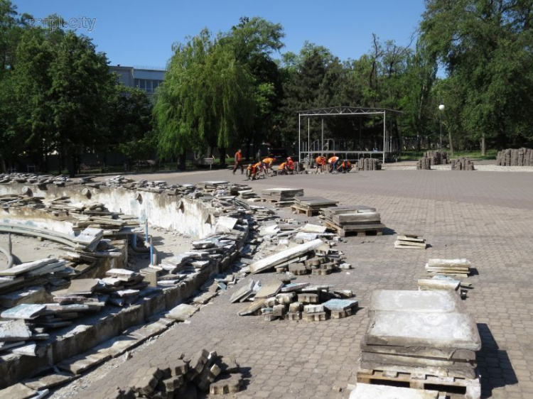 Реконструкция центра Мариуполя: фонтан в руинах. Новая стоянка на 840 кв. м. (ФОТО+ВИДЕО)
