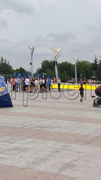 На мариупольской площади репетируют всеукраинский флешмоб ко Дню флага (ФОТОФАКТ)