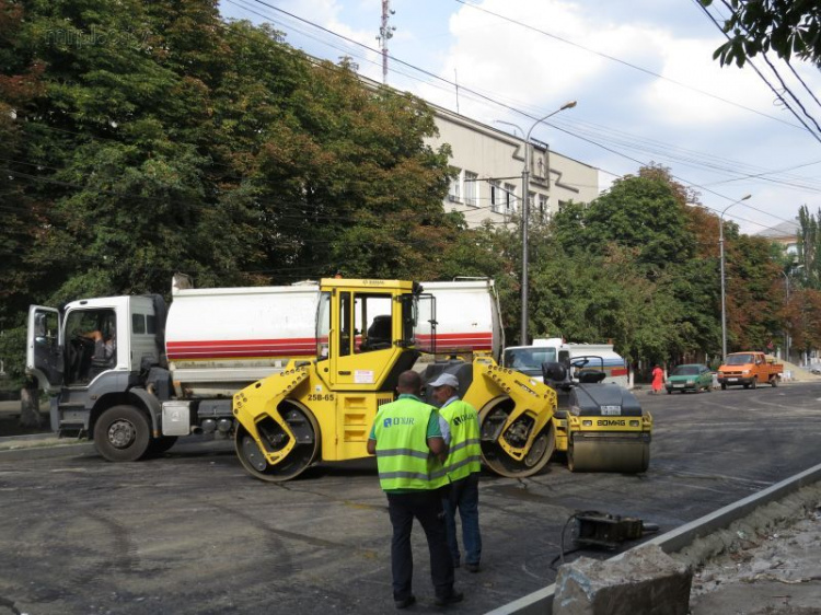 Финиш первого этапа обновления проспекта в Мариуполе. Катки разгладили «подушку» (ФОТОФАКТ)