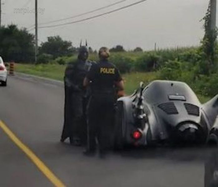 В Канаде копы остановили Бэтмена на бэтмобиле (ФОТО+ВИДЕО)