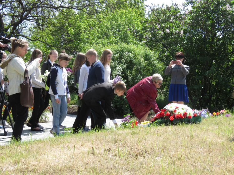 В Мариуполе частный предприниматель отреставрировал братскую могилу (ФОТО)