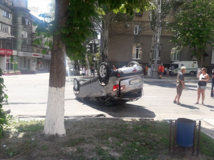 В Мариуполе при столкновении перевернулся автомобиль (ФОТО+ВИДЕО)
