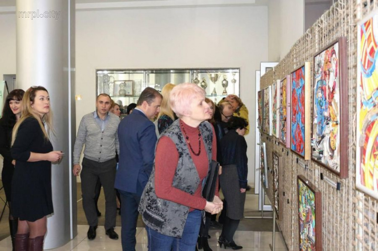 Искусство из проводов: в Мариуполе открылась необычная выставка (ФОТО)