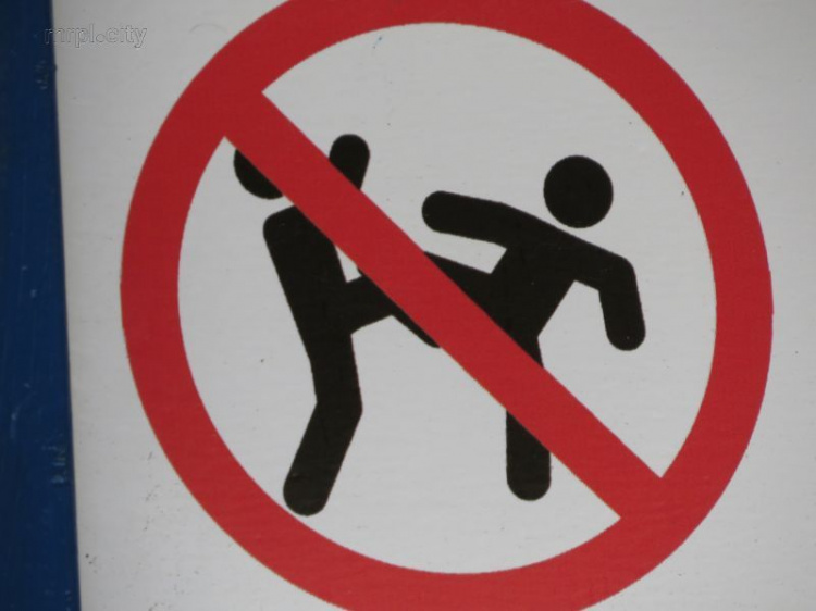 В уютных дворах Мариуполя категорически запретили драки и вандализм (ФОТОФАКТ)
