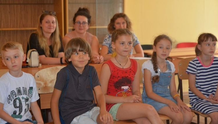 В Мариуполе преподаватели из Литвы занимаются с детьми английским и арт-терапией (ФОТО)