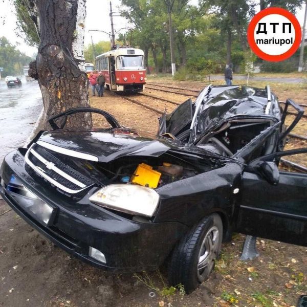 Машина «всмятку»: в Мариуполе водитель «Шевроле» врезался в дерево
