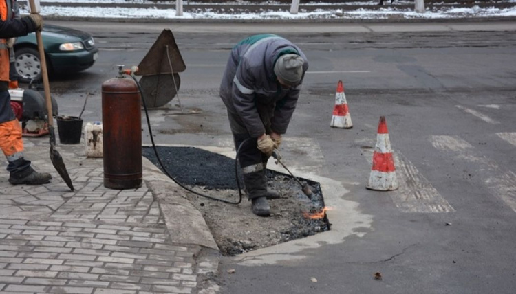 Латочный ремонт дорог в Мариуполе готовы проводить в любое время года (ФОТО)