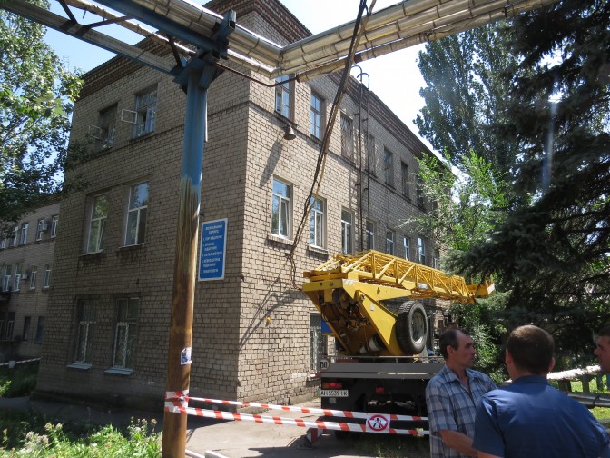 На корпусе мариупольской больницы зазеленела крыша стоимостью 650 тыс. гривен (ФОТО)