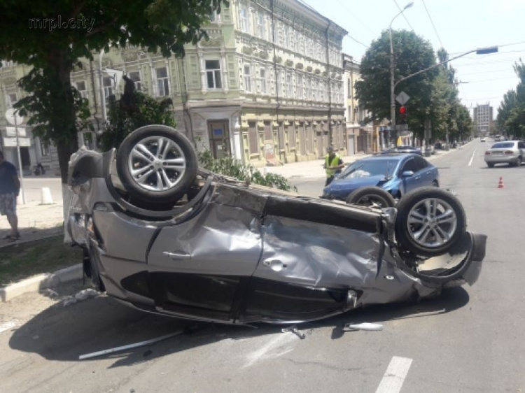 В Мариуполе при столкновении перевернулся автомобиль (ФОТО+ВИДЕО)