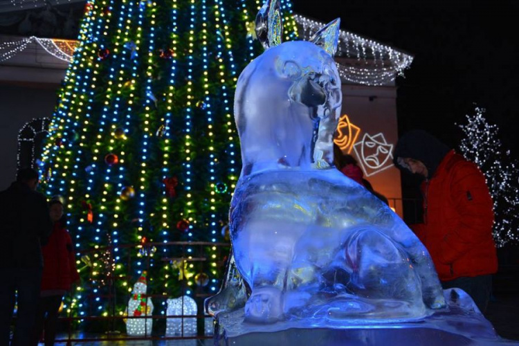 В центре Мариуполя закончили создание ледяных скульптур (ФОТОФАКТ)