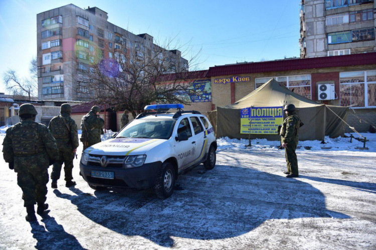 Полицейские в Авдеевке отдали свои продукты голодающей семье