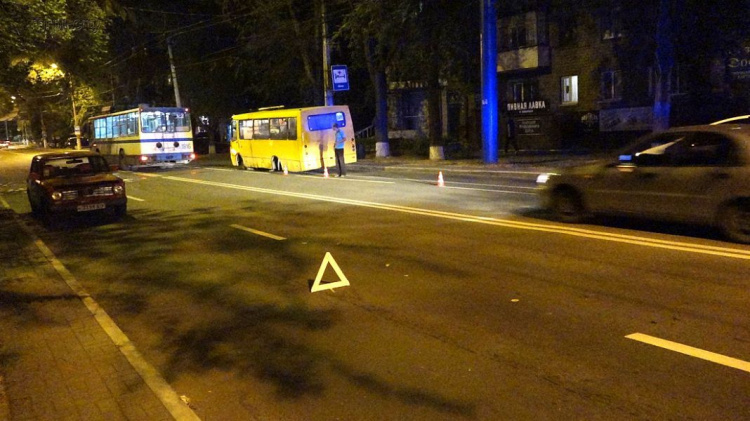 В центре Мариуполя у маршрутки на ходу отвалились колеса (ФОТО)