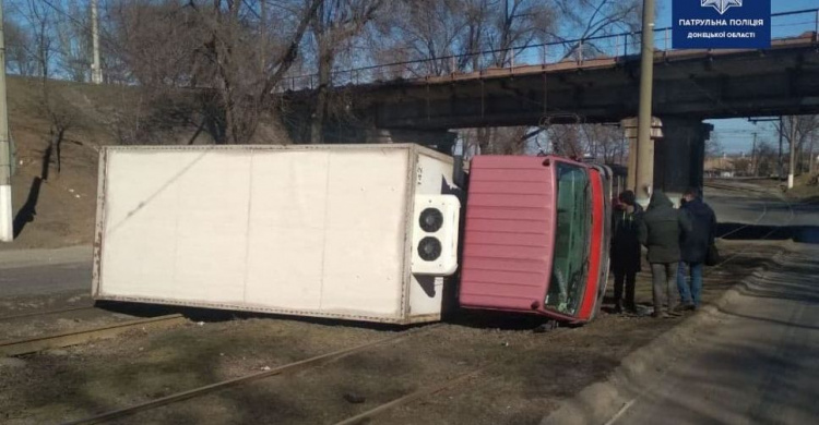 В Мариуполе перевернулся грузовик: движение транспорта затруднено