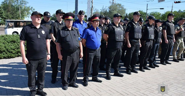 В Мариуполе наряду с полицией за правопорядком следят казаки (ФОТО+ВИДЕО)