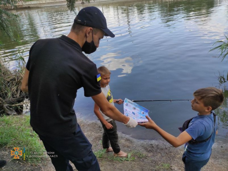 Спасатели обеспокоены: в Мариуполе прошел рейд о правилах безопасности на воде