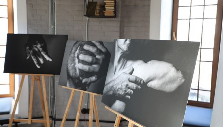 Покорившая Париж фотовыставка о ранах войны «Целостность» открылась в Мариуполе