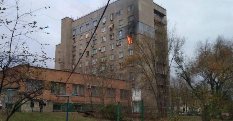 В девятиэтажном общежитии в Мариуполе произошел пожар (ФОТО)