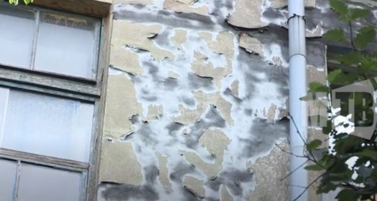 В Мариуполе многоэтажка покрылась трещинами. Жильцы опасаются за свои жизни