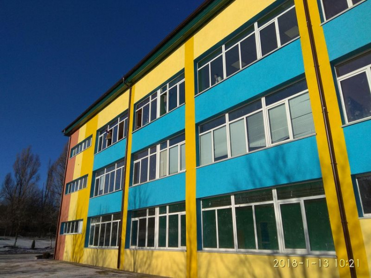 В прифронтовом поселке Донецкой области достраивают опорную школу (ФОТО)