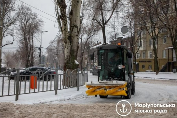 Для уборки снега в Мариуполе задействовали спецтехнику