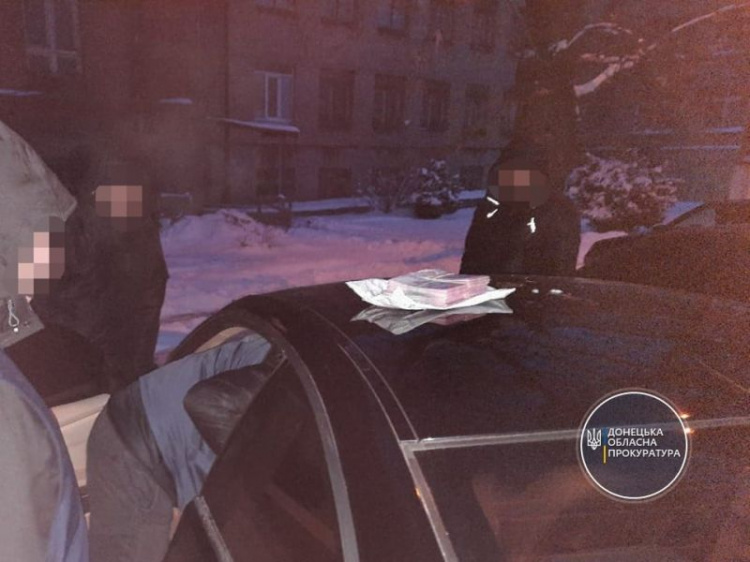 В Мариуполе следователя и бывшего полицейского поймали на взятке в 140 тысяч грн