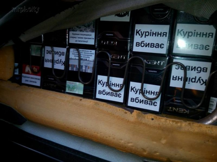 Через блокпост под Мариуполем хотели вывезти сигарет на 30 тысяч гривен (ФОТО)