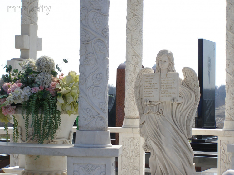 В Мариуполе на 16 кладбищах наведут порядок к поминальным дням (ФОТО)