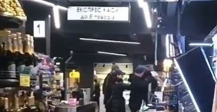 Мариуполец разгромил продуктовый магазин, отказавшись надевать защитную маску (ВИДЕО)