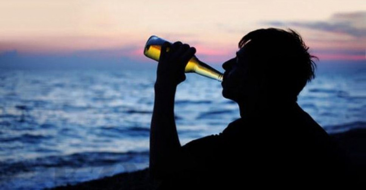 Мариупольцы десятками заплывают за буи и пьют алкоголь на пляжах