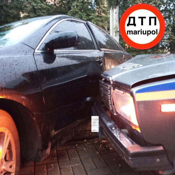 В Мариуполе полицейский «ВАЗ» въехал в «Toyota»