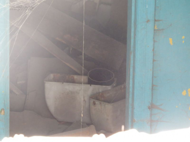 В центре Мариуполя общественный туалет экскаватор превратил в руины (ФОТОФАКТ)