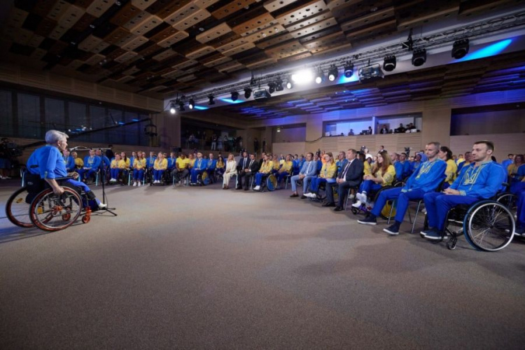 Мариупольских спортсменов на Паралимпиаду провожал президент и первая леди