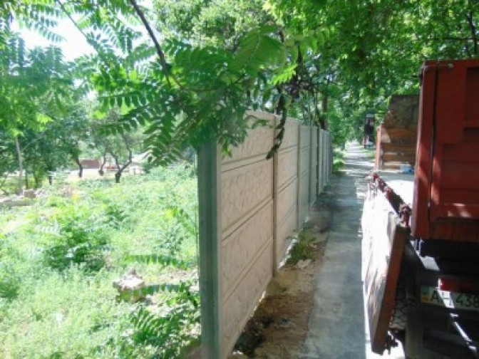 «Гиблое место» в центре Мариуполя скрыли забором (ФОТО)
